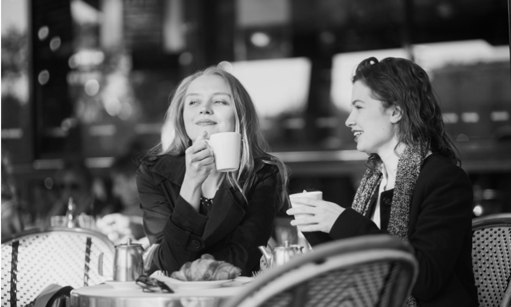 写真フィルター グレースケールのWebデザイン画像